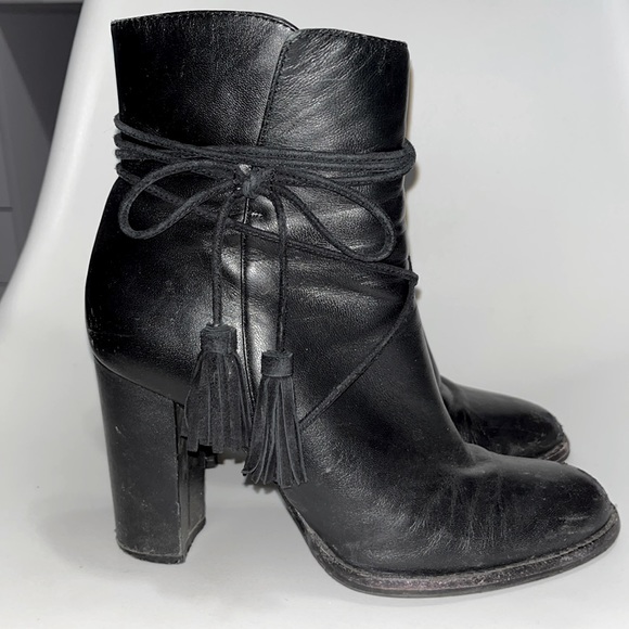 VINCE CAMUTO real leather boots. Original distressed leather, suede tassel. 8 - Picture 1 of 7